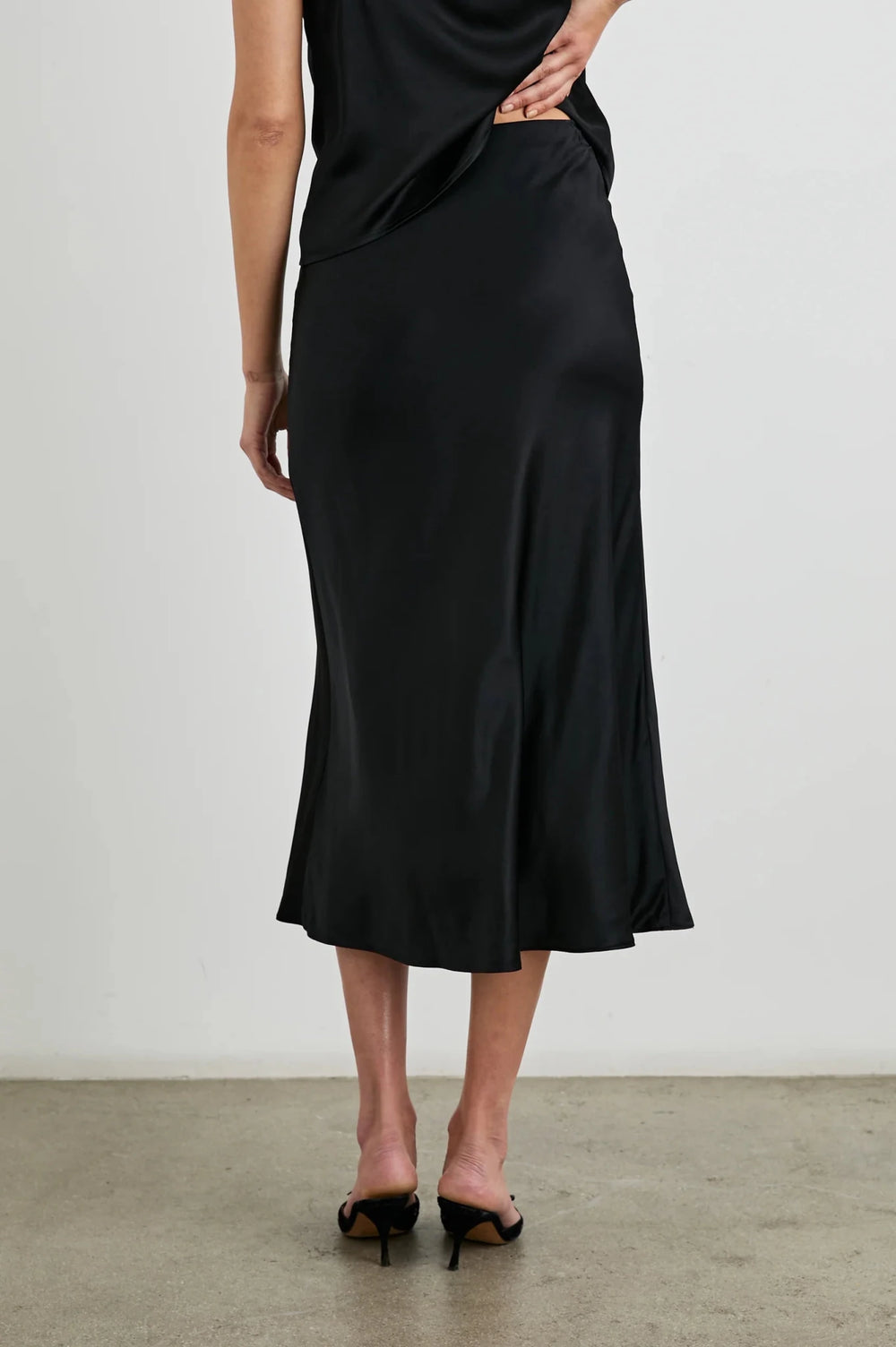 Anya Midi Skirt in Black - obligato