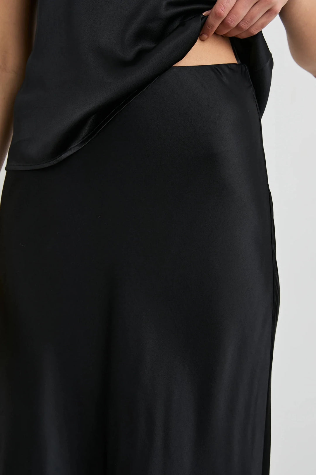 Anya Midi Skirt in Black - obligato