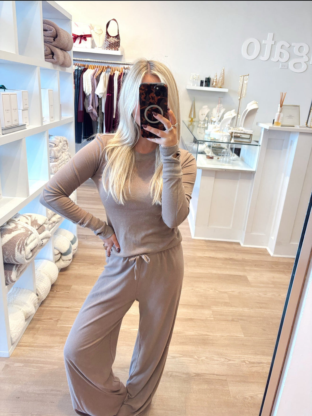 Cashmere Easy Cuff Crew in Walnut - obligato