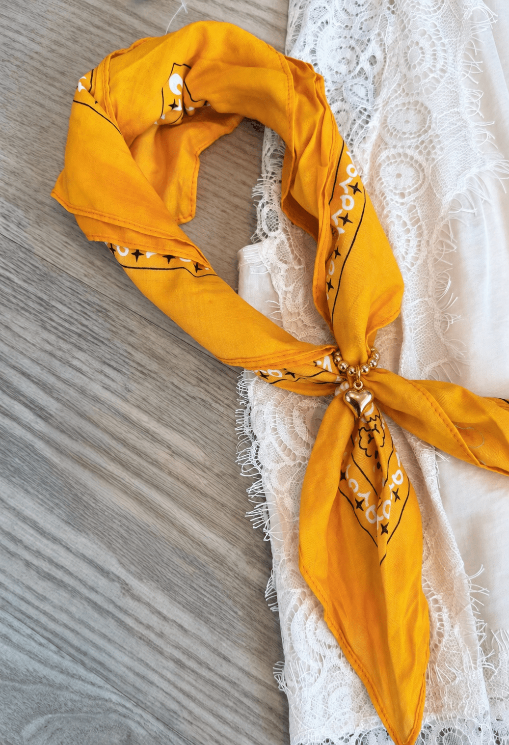 Gold Heart Bandana Stretch Charm - obligato