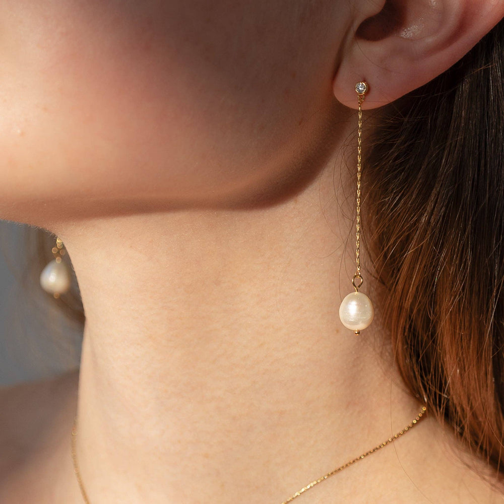 Isla Pearl Swing Earrings: 14k Gold Plated - obligato