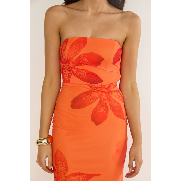STRAPLESS BANDEAU FLORAL MIDI DRESS IN ORANGE - obligato
