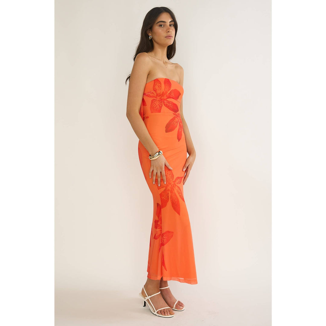 STRAPLESS BANDEAU FLORAL MIDI DRESS IN ORANGE - obligato