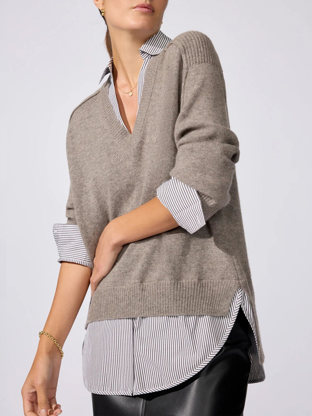 V-neck Layered Pullover in Otter Mélange with Flint Stripe - obligato