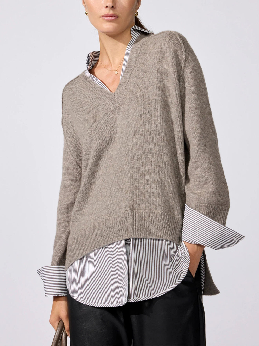 V-neck Layered Pullover in Otter Mélange with Flint Stripe - obligato
